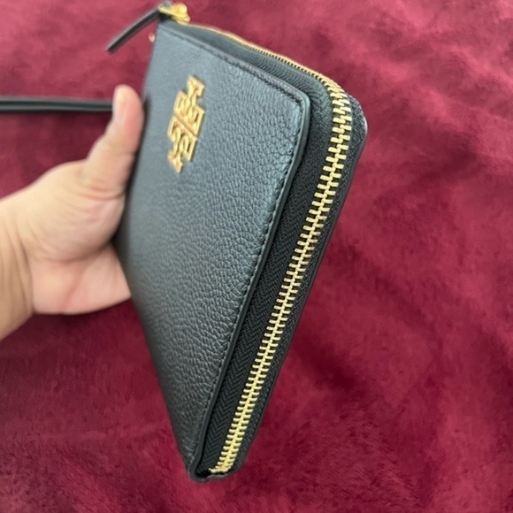 TORY BURCH• BRITTEN LARGE‎ ZIP POUCH WRISTLET - Picture 6 of 12